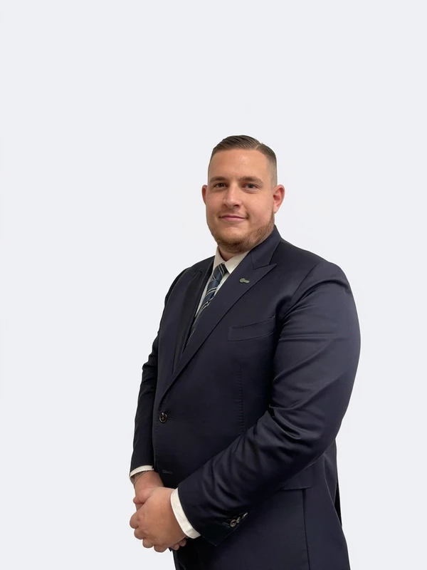Nicolò, Agente Immobiliare
